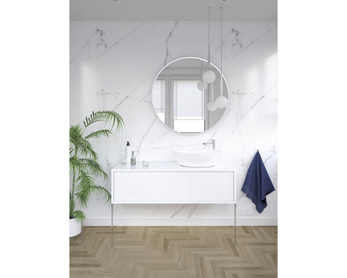 Salle de bains lumineuse avec meuble-lavabo, miroir et plante pour une ambiance conviviale.