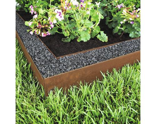 Hochbeet mit Stahlumrandung, bepflanzt mit Blumen und Steinen