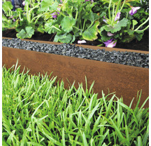Garten mit Rasen, Blumen und einer Beetbegrenzung aus Metall