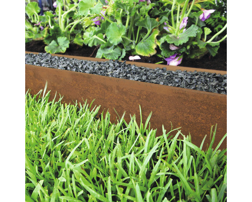 Garten mit Rasen, Blumen und einer Beetbegrenzung aus Metall