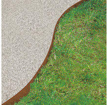 Garten mit Rasenkante und Pflastersteinen