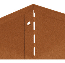 Detailansicht einer Gartenhaus-Ecke mit Aussparungen