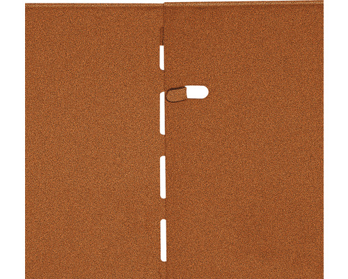 Detailansicht einer braunen Korkwand mit Verbindungselementen