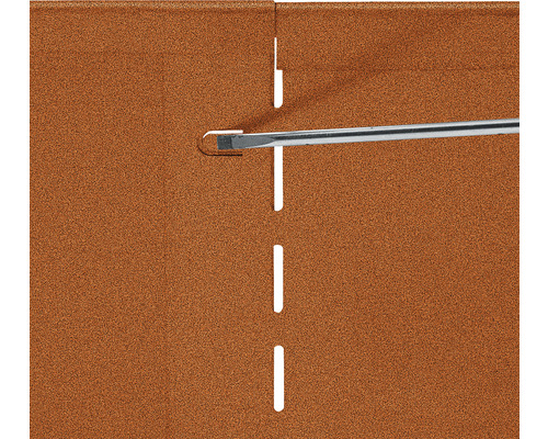 Detailansicht einer Nut-und-Feder-Verbindung mit Schraubendreher.