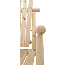 Gros plan d''une chaise en bois