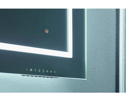 Detailansicht eines beleuchteten Spiegels mit Touch-Bedienelementen für Licht und Heizung