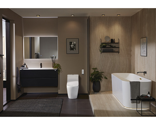 Modernes Badezimmer mit Waschtisch, Spiegel, Toilette und Badewanne.