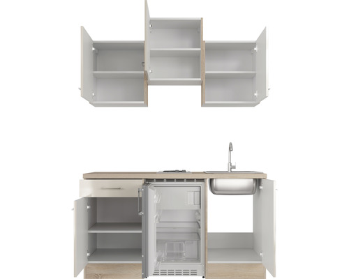 Cuisine équipée avec évier, réfrigérateur et placards