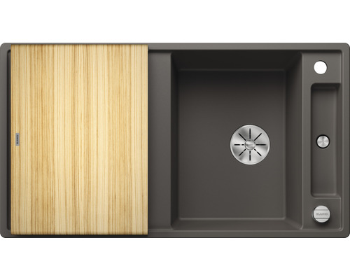 Draufsicht auf eine Spüle mit Schneidebrett