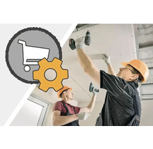 Zwei Handwerker montieren eine Gipskartondecke mit Akkuschraubern, Symbol für Einkaufswagen und Zahnrad