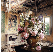 Blumenarrangement in beschädigtem Raum mit Wandmalerei und Fenster