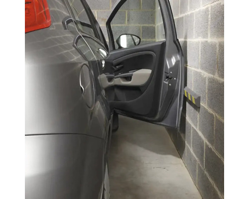 Auto in Garage mit geöffneter Tür und Wandpuffer zum Schutz der Tür.