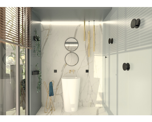 Salle de bain lumineuse avec lavabo autoportant, porte-serviettes et miroirs ronds