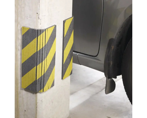 Parksystem mit Anfahrschutz an einer Betonsäule und einem parkiertem Auto.