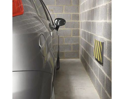 Auto in Garage mit Anfahrschutz an der Wand