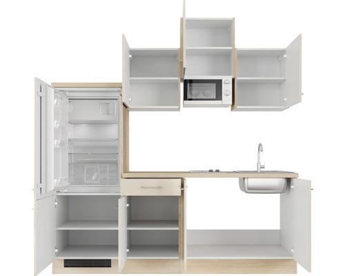 Cuisine équipée avec réfrigérateur, évier, micro-ondes et espace de rangement