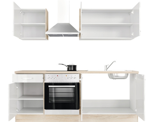 Cuisine équipée avec évier, cuisinière, four, hotte aspirante et armoires