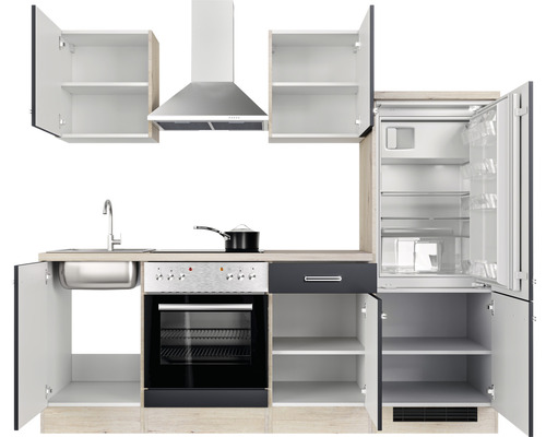 Cuisine équipée avec évier, cuisinière, four, hotte aspirante, réfrigérateur et portes d''armoires ouvertes