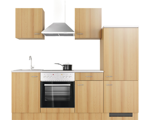 Cuisine équipée avec éléments hauts, hotte aspirante, évier, cuisinière et réfrigérateur