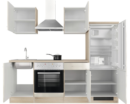 Cuisine intégrée avec évier, plaque de cuisson, four, hotte aspirante, réfrigérateur et armoires ouvertes