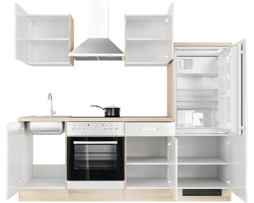 Cuisine équipée avec évier, plaque de cuisson, four, hotte aspirante et réfrigérateur avec portes de placard ouvertes