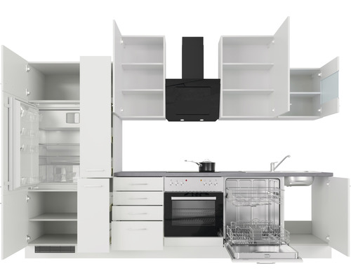 Küchenzeile mit Hängeschränken, Dunstabzugshaube, Spüle, Geschirrspüler, Herd, Backofen und Kühlschrank