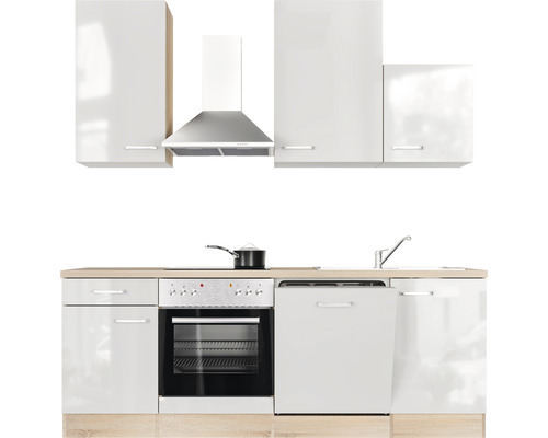 Cuisine complète avec armoires hautes, hotte aspirante, évier, cuisinière, four et lave-vaisselle.