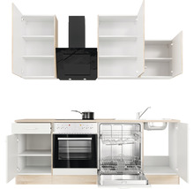 Cuisine équipée avec éléments hauts, hotte aspirante, cuisinière, lave-vaisselle et évier.