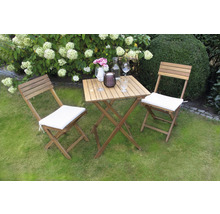 Scène de jardin avec table en bois et deux chaises en bois avec coussins d''assise sur une pelouse