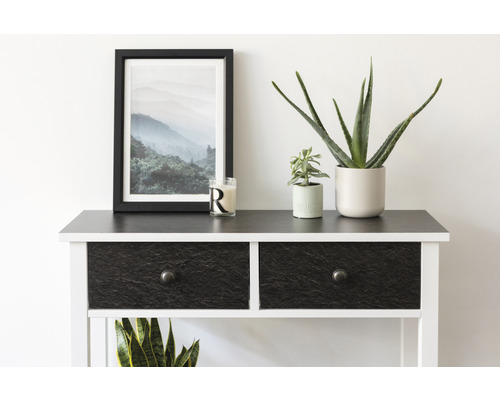 Buffet décoratif avec deux tiroirs, photo de montagne encadrée, plantes en pot et bougie