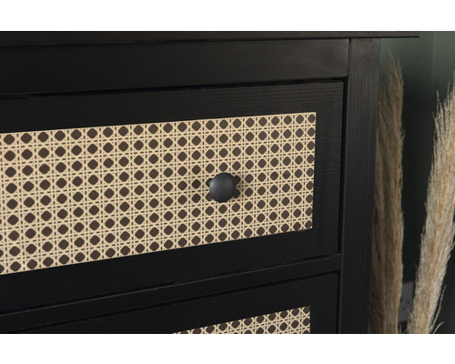 Gros plan d''une commode avec du cannage en rotin sur les tiroirs