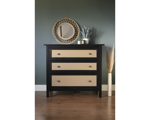 Commode avec trois tiroirs et miroir dans le couloir