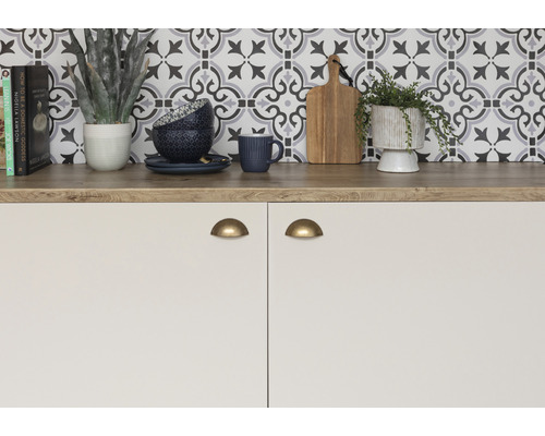 Décoration de cuisine avec vaisselle, plante, planche à découper et carreaux muraux