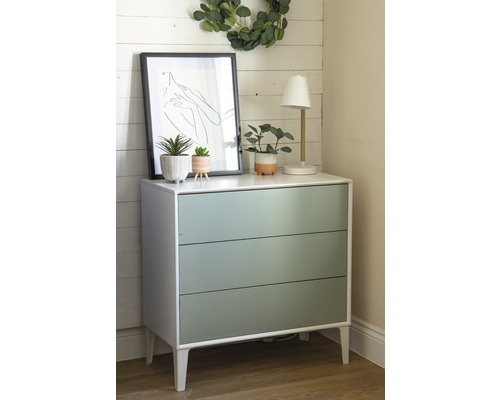 Commode à trois tiroirs, décoration, lampe et tableau