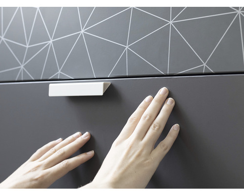 Vue détaillée d''un meuble avec motif géométrique et poignée de tiroir