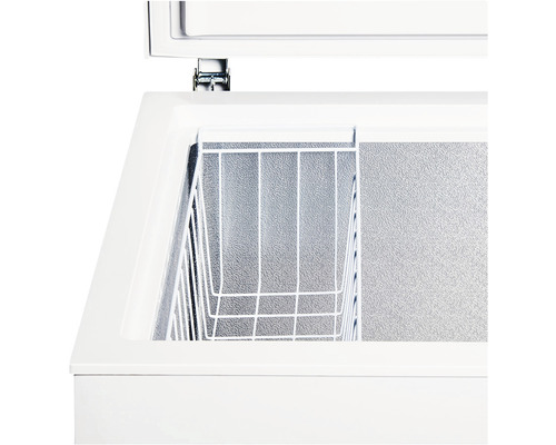 Detailansicht einer weissen Gefriertruhe mit offenem Deckel und einem Drahtkorb