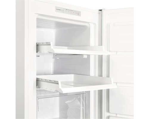 Intérieur d''un réfrigérateur avec étagères et compartiment congélateur