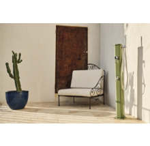 Aussenszene mit Aussendusche, Sitzbank, Topfpflanze und Tür