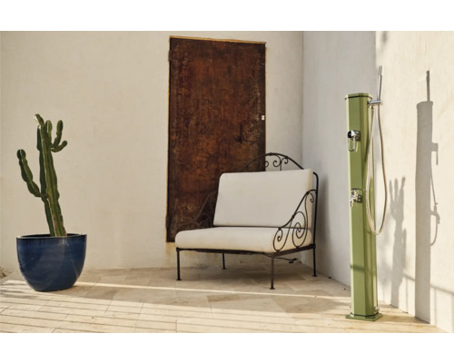 Aussenszene mit Aussendusche, Sitzbank, Topfpflanze und Tür