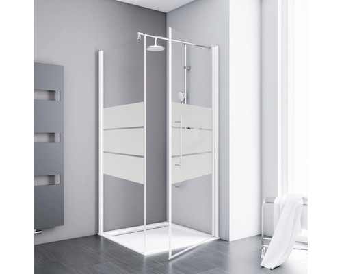 Duschkabine mit horizontalen Streifen im Badezimmer