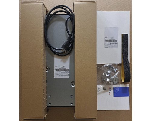 Transformator mit Kabel, Montagezubehör und Bedienungsanleitung in einer Kartonverpackung