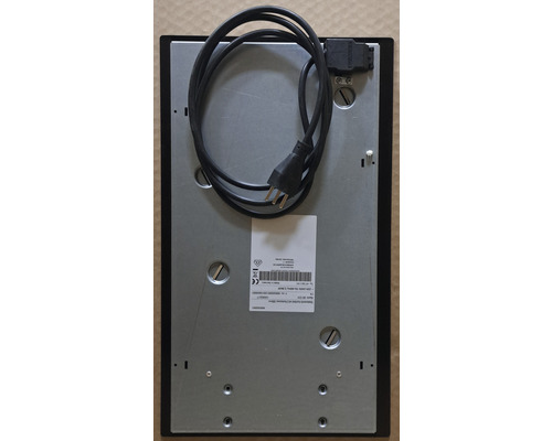 Rückansicht einer Kochplatte mit Stromkabel und Anschluss