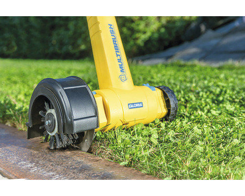 Gloria MultiBrush Bürstenwalze zur Fugenreinigung im Einsatz