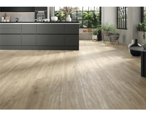 Carreaux de sol en bois clair dans une cuisine avec mobilier de cuisine moderne et plantes.