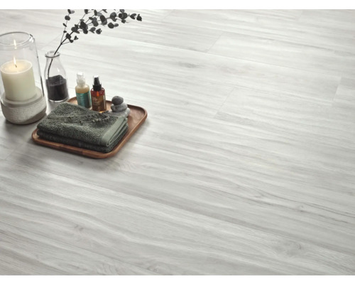 Sol clair avec aspect bois et décoration