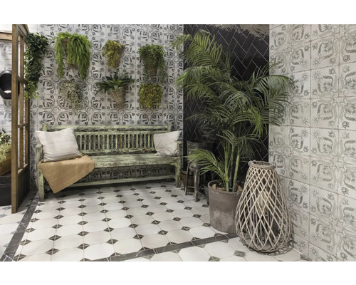 Dekoratives Interieur mit Sitzbank, Pflanzen und Fliesenmuster