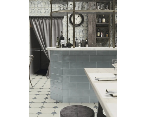 Innenaufnahme eines Cafés mit Fliesentheke, Tisch und Stühlen