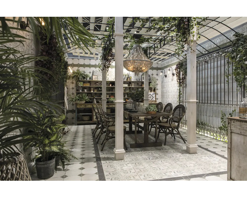 Coin repas décoratif avec table en bois, chaises, plantes et carrelage