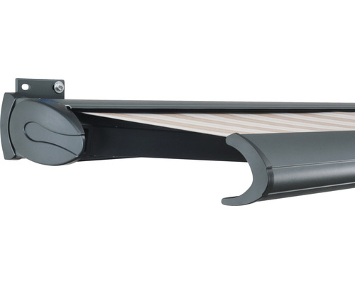 Vue détaillée d''un store avec un tissu rayé