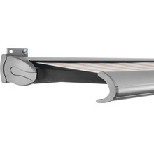 Detailansicht einer Markise mit Streifenmuster